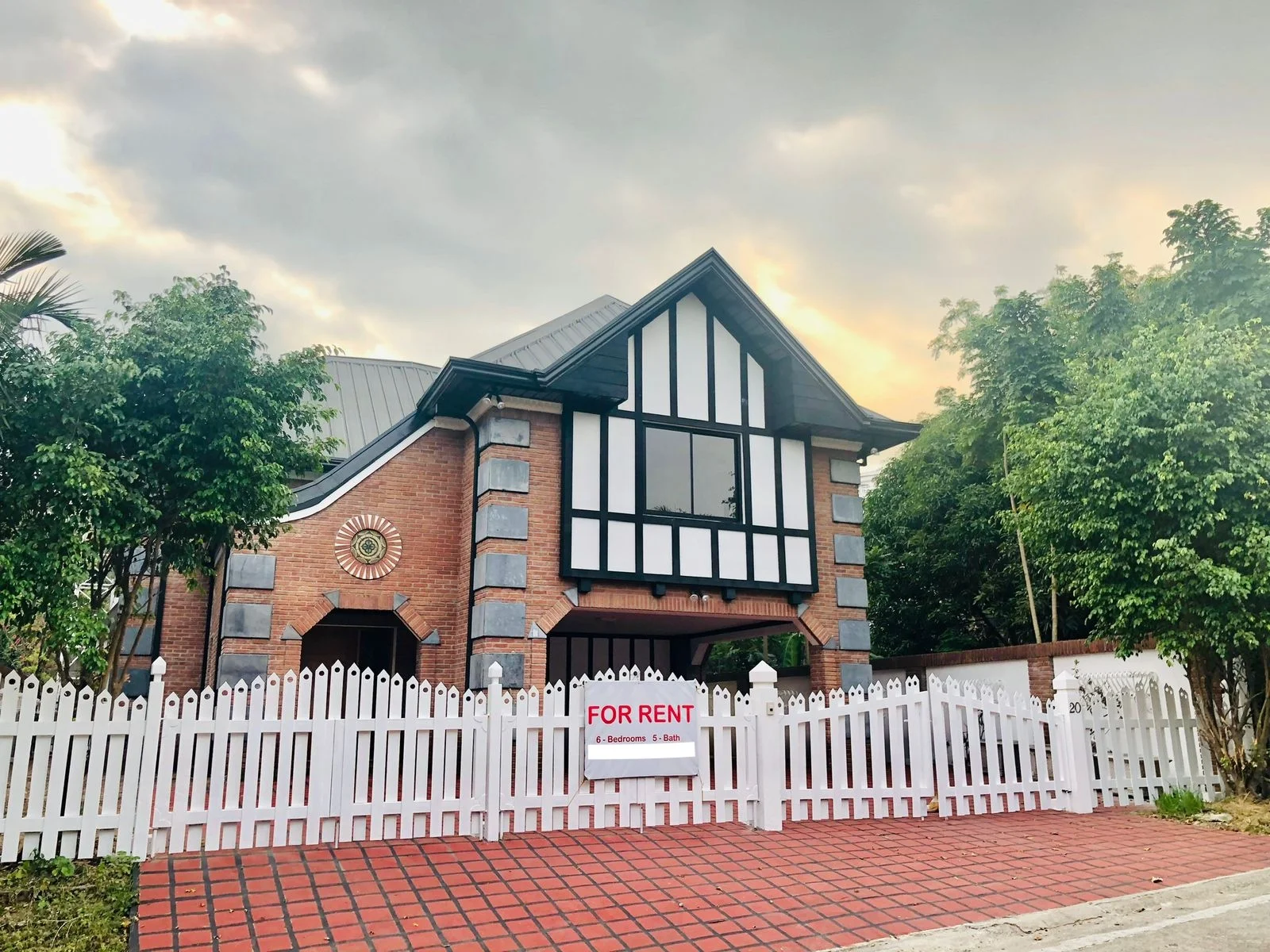 6 Bedroom House & Lot for Rent in Ayala Heights