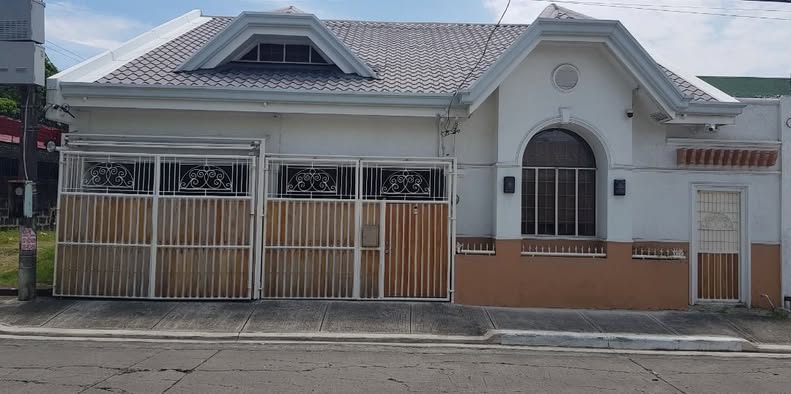 4-Bedroom House for Sale at Las Pinas City (TG-SP076)