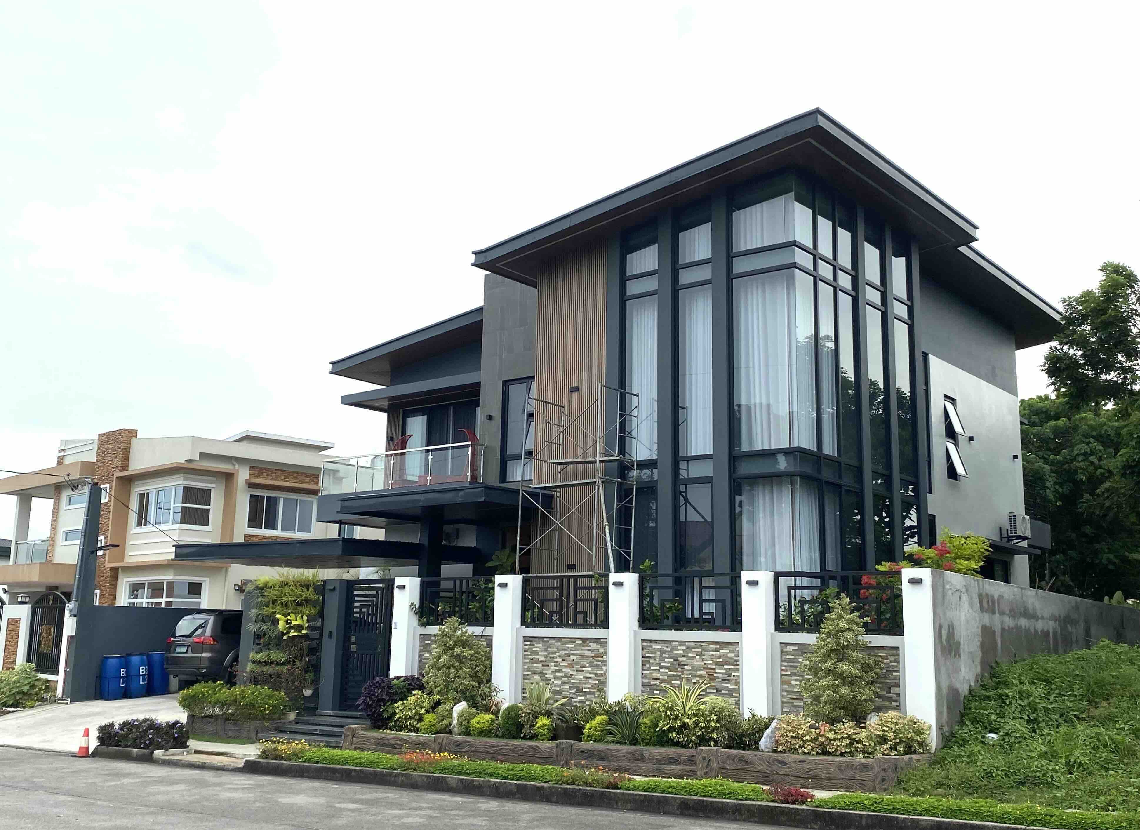 STUNNING 5-Bed House for sale at Riviera Golf Estate, Silang. P40m (neg)